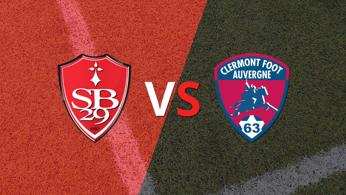 Kick off for the duel between Stade Brestois and Clermont Foot