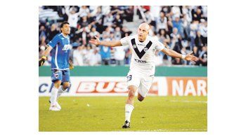 Santiago Silva y su manera particular de festejar los goles. El uruguayo mejoró de su lesión y podría jugar mañana por la Copa.