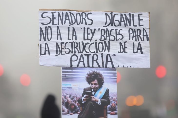 Miles de personas se manifestaron contra la ley Bases mientras se debate en el Senado. Miles de personas se manifestaron contra la ley Bases mientras se debate en el Senado.