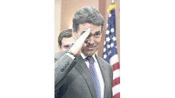 Una serie de «gaffes» y definiciones desafortunadas forzaron ayer el final de la aventura presidencial del gobernador texano Rick Perry. Las primarias republicanas se acercan a momentos de definiciones y la primera de ellas llegará mañana, cuando se vote en Carolina del Sur.
