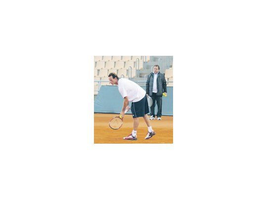 David Nalbandian se apresta a sacar ante la atenta mirada de «Tito» Vázquez.
