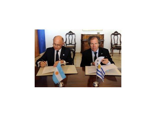 El canciller Timerman junto a su par uruguayo, Almagro.