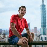 El escalador profesional, con el Taipei 101 de fondo, su máximo desafío. El escalador profesional, con el Taipei 101 de fondo, su máximo desafío.