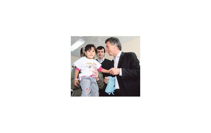 ámbito.com | Mauricio Macri se alejó un rato ayer del conflicto que lo complica: se fue a un colegio de Barracas con Esteban Bullrich a jugar con chicos de 5 años.