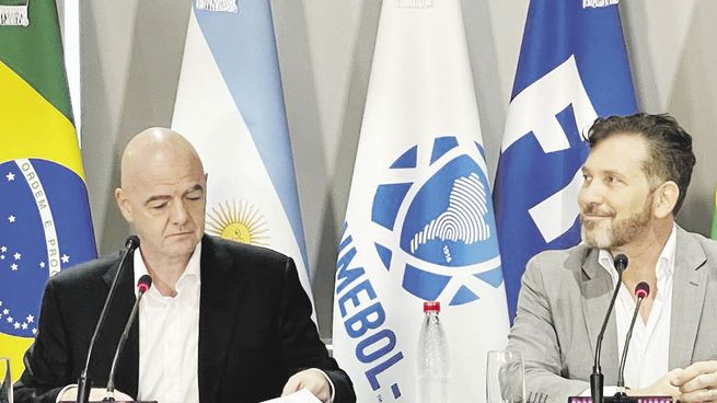 Anuncio. El presidente de la FIFA, Gianni Infantino, junto al titular de la Conmebol, Alejandro Domínguez, durante la conferencia de prensa que brindaron y en la que informaron sobre las grandes chances que tiene Argentina.