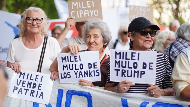 Miles de jubilados se congregan en la Ciudad de Buenos Aires para reclamar un aumento de los haberes. 