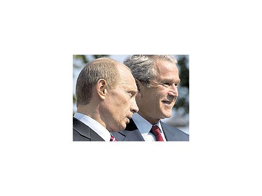 Vladimir Putin y George W. Bush conversaron ayer sobre el espinosotema del proyectado escudo antimisiles en Europa. El ruso presentó unacontrapropuesta que contempla la participación de su país en el esquemadefensivo.
