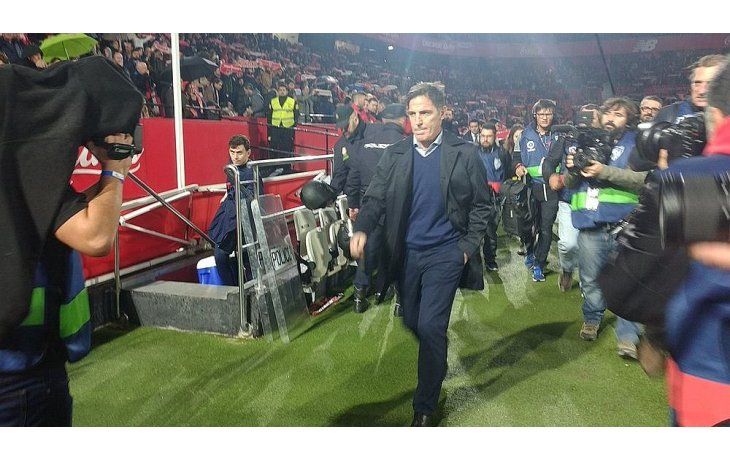El Toto regresó al banco del club andaluz a penas dos semanas después de ser operado (@SevillaFC).