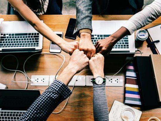 Rodéate de gente que esté en la misma situación, aprende, replantea en el camino y adáptate, eso es clave para crecer y progresar.