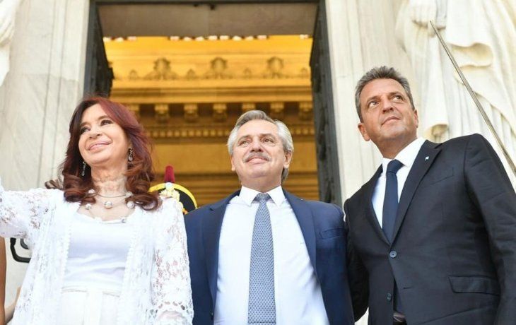 El presidente Alberto Fernández se retira del congreso luego de dar su discurso en la apertura de la Asamblea Legislativa.