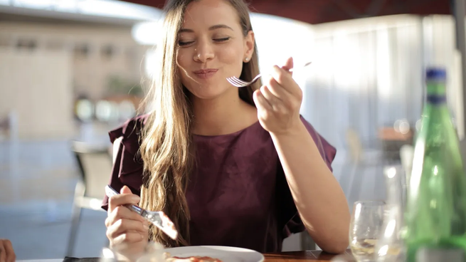 Comer con la mano no hábil puede ser útil.