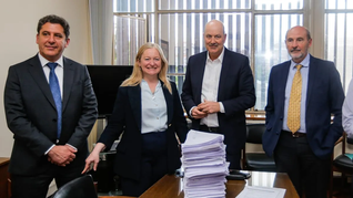 Federico Sturzenegger estuvo en noviembre en Mendoza junto a la vicegobernadora Hebe Casado, para escuchar al sector viñatero. Federico Sturzenegger estuvo en noviembre en Mendoza junto a la vicegobernadora Hebe Casado, para escuchar al sector viñatero.