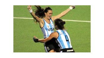 ámbito.com | Rebecchi festeja su primer gol en la final del Mundial junto a Luchetti.
