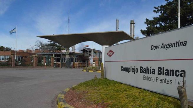 La empresa también aclaró que seguirá operando en su planta central ubicada en Bahía Blanca donde trabajan 825 operarios y que la decisión no está relacionada con las condiciones particulares del mercado argentino.
