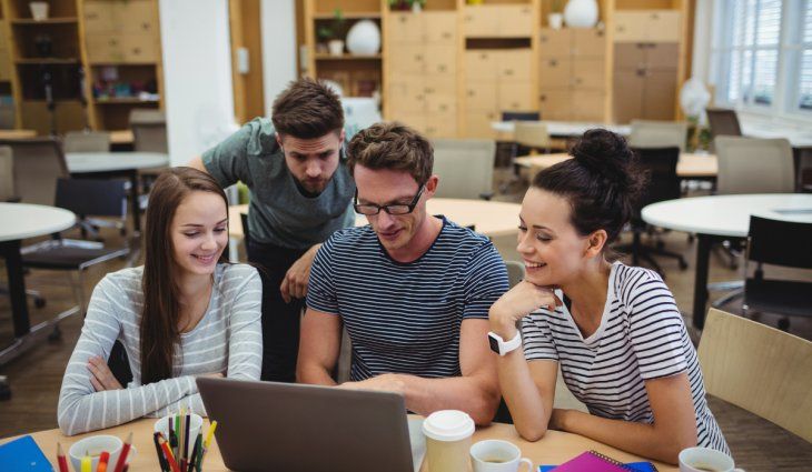 Esta conducta contrasta fuertemente con la de los hogares mayores de 65 años, que compran en volúmenes más chicos y con mayor frecuencia Esta conducta contrasta fuertemente con la de los hogares mayores de 65 años, que compran en volúmenes más chicos y con mayor frecuencia