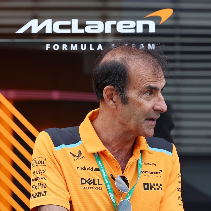 Emanuele Pirro, líder del programa de desarrollo de pilotos de McLaren estuvo un año en la escudería de Woking, pero no le fue renovado su contrato. Dos días antes habia djeado la escudería su director técnico David Sánchez Emanuele Pirro, líder del programa de desarrollo de pilotos de McLaren estuvo un año en la escudería de Woking, pero no le fue renovado su contrato. Dos días antes habia djeado la escudería su director técnico David Sánchez