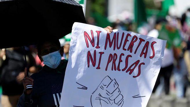 Militantes del El Salvador en contra de la penalización del aborto en toda circunstancia.