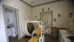 Una de las peculiares salas que se ven en las fotos reveladas por los demócratas. Una de las peculiares salas que se ven en las fotos reveladas por los demócratas.