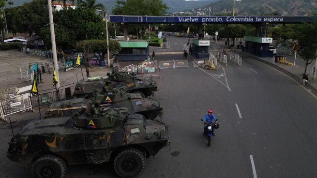 Militares colombianos custodian uno de los principales pasos fronterizos con Venezuela tras la escalada de tensión regional.