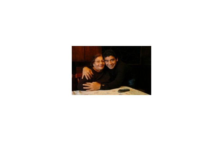 Diego Maradona y su madre.