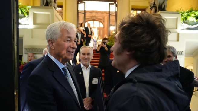 El presidente Javier Milei tiene el aval de Wall Street para avanzar en la baja del riesgo país. En la foto, con Jamie Dimon, CEO de JP Morgan.