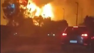 Bomberos y efectivos de la Policía Bonaerense trabajan en la zona.