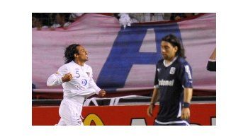 Paul Ambrossi festeja su gol mientras que Lucas Marque mira desconsolado al suelo.