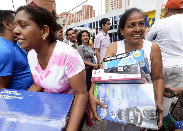 Maduro intervino una cadena de electrodomésticos y bajó 50% los precios (foto 1)