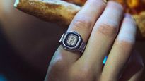El CRW001-1, el anillo-reloj de Casio, combina diseño clásico y funciones digitales en un formato que sorprende por su tamaño y precisión.