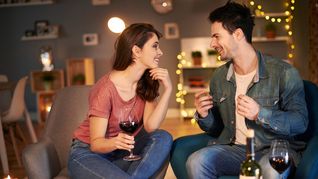 Las conversaciones abiertas ayudan a fortalecer la conexión emocional entre las parejas. Las conversaciones abiertas ayudan a fortalecer la conexión emocional entre las parejas.