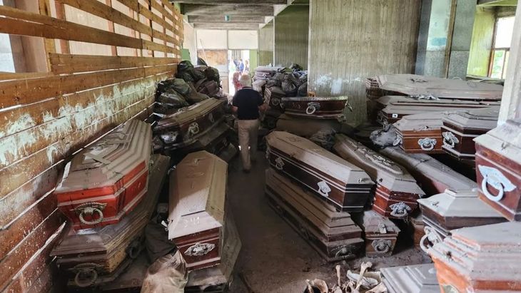 Encontraron 501 ataúdes abandonados y 200 bolsas con restos humanos esparcidos en cuatro depósitos Encontraron 501 ataúdes abandonados y 200 bolsas con restos humanos esparcidos en cuatro depósitos