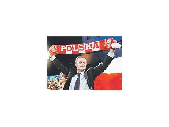 El nuevo primer ministro polaco, DonaldTusk, festeja su triunfo ante una multitud.