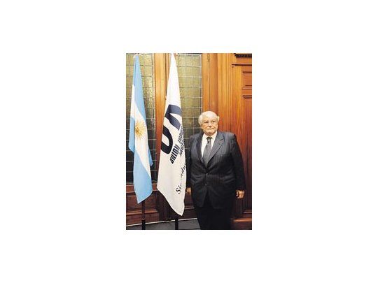 Héctor Méndez asumió como presidente de la UIA. «El Gobierno fue industrialista, pero debe retomar ese rumbo perdido. Si no podemos negociar, me voy a mi casa; criticar no nos hace automáticamente opositores».