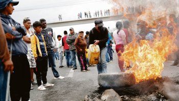Agitación. Varias ciudades de Ecuador (en la foto, Lasso) seguían ayer colapsadas por cortes de tránsito y barricadas montadas por manifestantes opuestos al ajuste fiscal de Lenín Moreno.