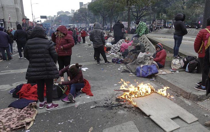 La medida de fuerza se había iniciado el miércoles por la tarde en reclamo de un&nbsp;aumento de las partidas de alimentos, reapertura de programas sociales y de un incremento en el monto que reciben actualmente.