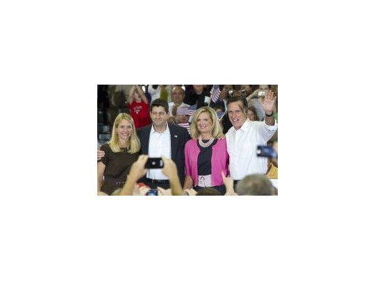 Ryan y Romney, junto a sus esposas durante un acto de campaña.