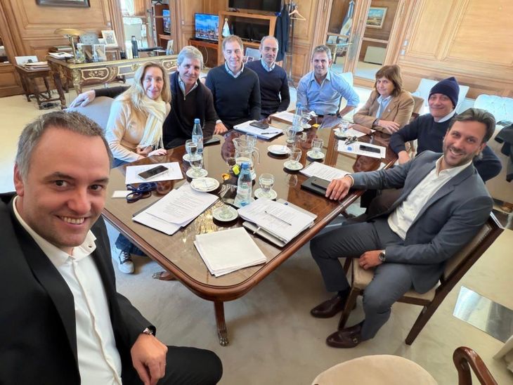 Volvió a confluir la mesa política libertaria esta semana. Volvió a confluir la mesa política libertaria esta semana.