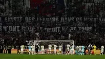 Atentos. Los futbolistas de Lyon tuvieron que escuchar las quejas de la barra tras la derrota con Paris Saint Germain.