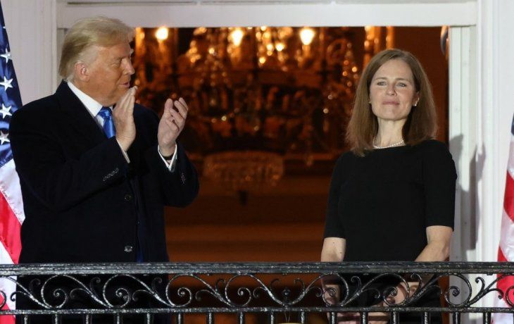 Donald Trump junto a Amy Coney Barrett durante la jura del cargo esta noche, apenas una hora después de la confirmación.