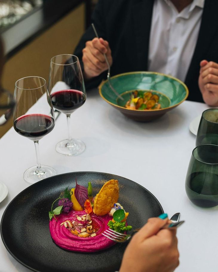 El restaurante ofrece diversos menús: almuerzo, cena y ejecutivo. El restaurante ofrece diversos menús: almuerzo, cena y ejecutivo.