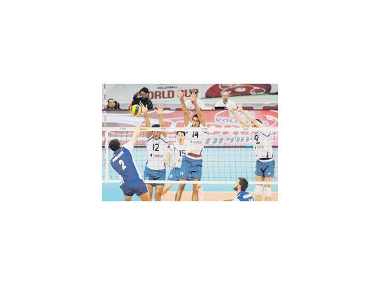 Los jugadores argentinos no pueden bloquear el remate rival. El seleccionado nacional ganó el primer set, pero luego terminó perdiendo 3 a 1 ante Polonia.