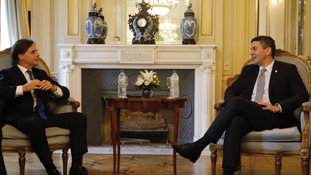 Lacalle Pou finalizes the details of his trip to Paraguay for the assumption of Santiago Peña