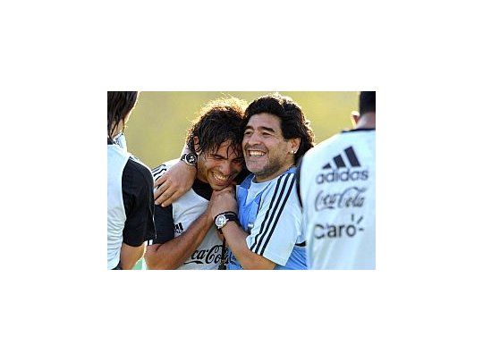 Tevez y Maradona, en tiempos en que el 10 era el DT de la Selección.