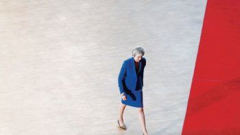 soledad. Theresa May ha ofrecido su renuncia a su propio Partido Conservador con tal de lograr el voto del Parlamento al acuerdo de salida de la UE. Sin embargo, ni eso termina de alinear a los legisladores.