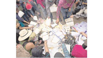 ámbito.com | Familiares de los  43 estudiantes desaparecidos en Iguala, estado de Guerrero, quemaron urnas en varios municipios.