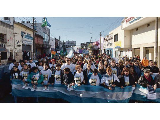 Reclamo.  Docentes, directivos y padres se movilizaron ayer hasta el Consejo Escolar de Moreno para exigir una urgente respuesta a los problemas de infraestructura, tras la trágica explosión por pérdida de gas del jueves.