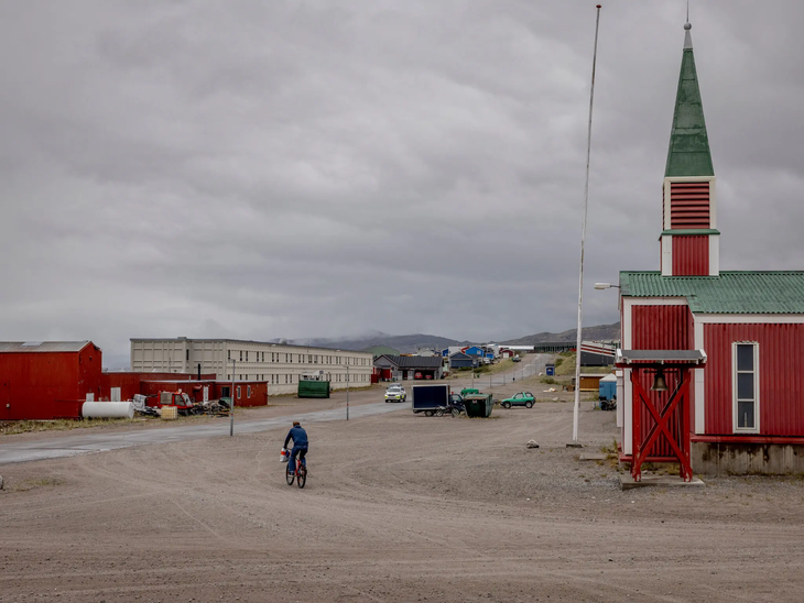 Kangerlussuaq, vista a las antiguas barracas militares, en la cabecera de la pista y una de las pocas calles asfaltadas de la isla. La religiosidad de los Groenlandeses es una de las mas altas del mundo. El estado mantiene el culto Kangerlussuaq, vista a las antiguas barracas militares, en la cabecera de la pista y una de las pocas calles asfaltadas de la isla. La religiosidad de los Groenlandeses es una de las mas altas del mundo. El estado mantiene el culto