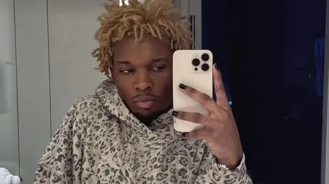 En un auto Tesla a nombre del músico D4vid, encontraron un cuerpo en estado de descomposición.