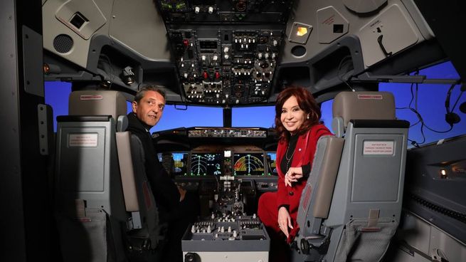 Massa y Cristina probaron el nuevo simulador de vuelo de Aerolíneas Argentinas, 