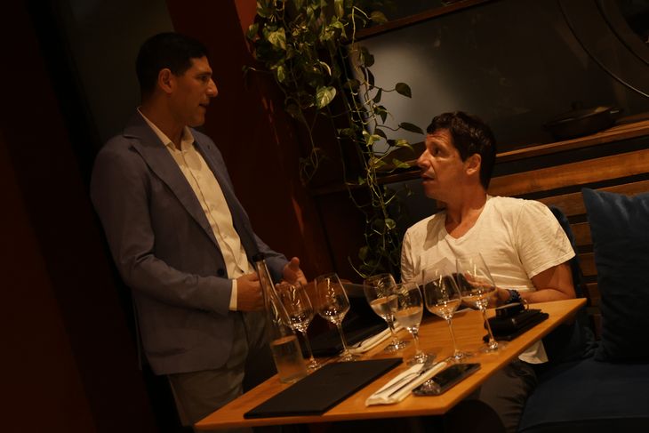Puraltura propone una carta de más de 80 etiquetas curada por el sommelier Alejandro Mesa Rubio.